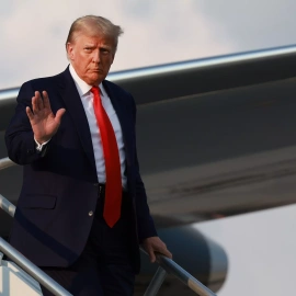 El expresidente estadounidense Donald Trump llega al Aeropuerto Internacional Hartsfield-Jackson de Atlanta, Georgia, el 24 de agosto de 2023.