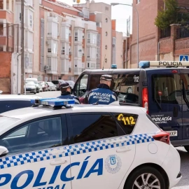 Varios coches de policía frente a un colegio, a 7 de marzo de 2023, en Madrid.