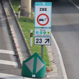 12/2020 - Cartell que avisa de l'entrada en una zona de baixes emissions a Barcelona.