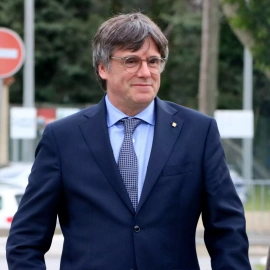 El candidato de Junts, Carles Puigdemont, llega sonriente al pabellón de Argelèrs.