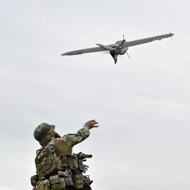 Un soldado ucraniano lanza un dron de reconocimiento para sobrevolar posiciones de las tropas rusas en Zaporiyia, a 26 de mayo de 2024.