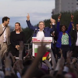 El líder de La Francia Insumisa, Jean-Luc Mélenchon, celebra los resultados del Nuevo Frente Popular en las elecciones legislativas.
