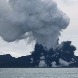 Imagen del volcán en erupción. AFP