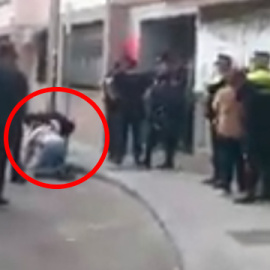 Captura del vídeo donde se ve al abogado de la PAH en el suelo.