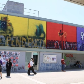 El mural independentista de la plaça Cívica de la UAB que la JEZ ordenar retirar en un termini de 72 hores.