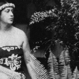 L'escriptora Aurora Bertrana, durant la seva estada a la Polinèsia