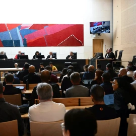 Vista del medio de centenar de acusados (de espaldas) en el juicio del 'caso Pélicot', por haber agredido sexualmente y durante toda una década a Gisèle Pélicot, drogada por su exesposo, Dominique Pélicot, en Aviñón (Francia). AFP/Christoph