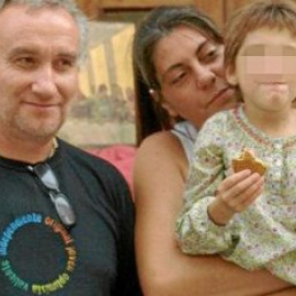 Los padres de Nadia con la menor. EFE