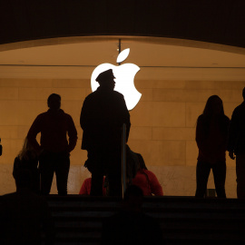 Varias personas en la tienda de Apple de la Estación Grand Central de Nueva York.-REUTERS