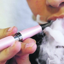 El Gobierno equipara la publicidad del cigarrillo electrónico a la del tabaco. / EFE