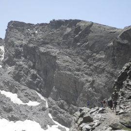 Las cumbres de Sierra Nevada se quedan sin su hielo eterno. /UB