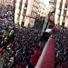 Cae al vacío una menor que coronaba un castillo humano en el balcón del ayuntamiento de Barcelona