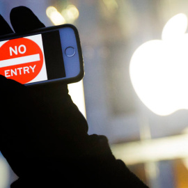 Un iPhone en cuya pantalla se lee: "Acceso prohibido" durante una manifestación en apoyo a la política de privacidad de la compañía tecnológica, en una tienda Apple en Nueva York. EFE