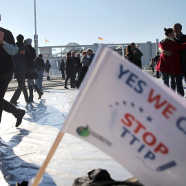 Varias parejas bailan el 'Tango contra el TTIP' en el curso de la manifestación en Berlín contra el acuerdo comercial que negocia la UE con EEUU. EFE/EPA/KAY NIETFELD