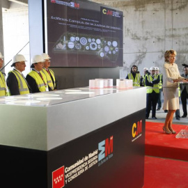 La entonces presidenta de la Comunidad de Madrid, Esperanza Aguirre, en la colocación de la primera piedra de los edificios del Campus de la Justicia. EFE