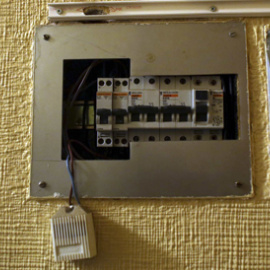 Un contador de la luz en mal estado. REUTERS