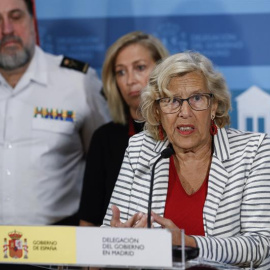 La alcaldesa de Madrid, Manuela Carmena (d), durante una rueda de prensa con la delegada del Gobierno en Madrid. /EFE