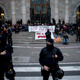 Varias decenas de personas se han concentrado a primera hora de esta mañana ante el Tribunal Superior de Justicia de Catalunya (TSJC). - EFE