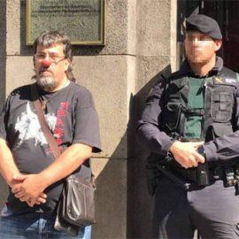 Jordi Pesarrodona con una nariz de payaso junto a un Guardia Civil durante los registros a la sede de la Generalitat del pasado 20 de septiembre. - @Pesacapsada