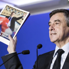 El candidato conservador a la Presidencia francesa, François Fillon, presenta su programa electoral en su sede de campaña en París. | ETIENNE LAURENT (EFE)