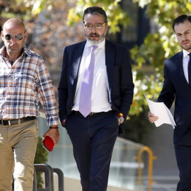 El alcalde de Brunete, Borja Gutiérrez (c), a su llegada a la Audiencia Nacional para prestar declaración ante el juez el pasado martes. /EFE