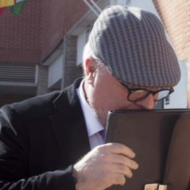 El comisario de Policía, José Manuel Villarejo Pérez, trata de ocultar su rostro a la salida de los juzgados de Estepona (Málaga), donde declaró por el ático del expresidente madrileño, Ignacio González. EFE