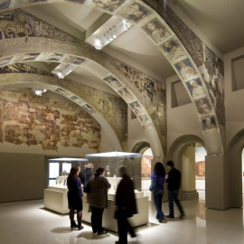 Sala del MNAC, en Barcelona, donde se exponen las pinturas murales de Sijena. / EFE