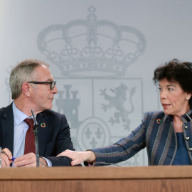 El ministro de Cultura José Guirao y la portavoz Isabel Celaá, durante la rueda de prensa tras la reunión del Consejo de Ministros, en el Palacio de La Moncloa en Madrid. EFE/Ángel Díaz