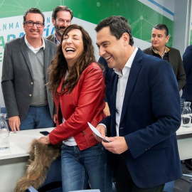 El presidente del PP Andaluz y candidato a la Presidencia de la Junta, Juanma Moreno (d) y la secretaria general del partido en Andalucía, María Dolores López (i), en la reunión de la Junta Directiva Autonómica del PP andaluz, un día despué