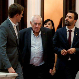 El consejero de Exteriores de la Generalitat Ernest Maragall (centro), y el presidente del Parlament Roger Torrent (derecha) (TONI ALBIR | EFE)