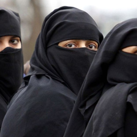 Tres mujeres llevan velo integral.