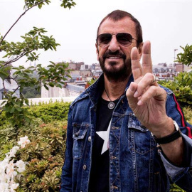 El músico británico Ringo Starr, posa para los fotógrafos mientras da una rueda de prensa antes del inicio de su gira europea en París. (ETIENNE LAURENT)