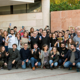 Los periodistas del Diario de Mallorca se han concentrado a las puertas del diario como protesta por la incautación del teléfono móvil de uno de sus redactores, Kiko Mestre, por orden judicial, en el marco de la investigación del caso Cursa