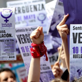 Miles de estudiantes, la mayoría mujeres, se han manifestado hoy por el centro de Madrid contra la sentencia de La Manada, al considerar que es "escandalosa" y "ampara a los violadores". Esta protesta se ha sumado a otras que se han desarro