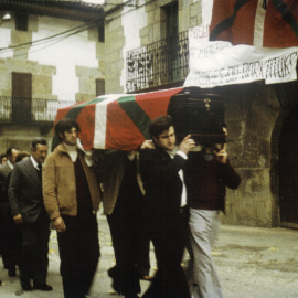 Imagen del funeral de Mikel Arregi en noviembre de 1977. EUSKAL MEMORIA FUNDAZIOA