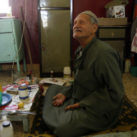 Un hombre egipcio que sufre de lepra hace té junto a su cama en la colonia de leprosos de Abu Zabal. Foto: Asmaa Waguih / REUTERS