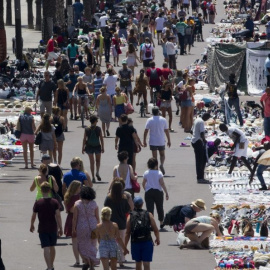 El paseo de Joan de Borbó de Barcelona repleto de manteros, en una imagen de archivo. Quique García- EFE