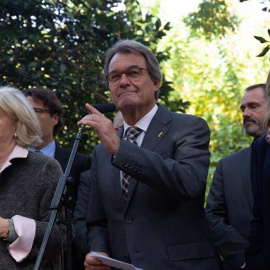 El expresidente de la Generalitat, Artur Mas, franqueado por la exconsellera de la Generalit de Catalunya, Irene Rigau y la exvicepresidenta Joana Ortega en rueda de prensa en relación a la sentencia del 9N. (David Zorrakino - Europa Press 
