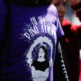 08/03/2019- Una mujer con la frase 'Ni un paso atrás (en referencia a la violencia machista)' durante la manifestación del 8-M