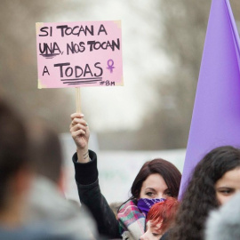 Una mujer sujeta una pancarta durante el día de la huelga feminista. 8 de marzo de 2018, Madrid. - MANOLO FINISH