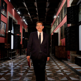 04/03/2019.- El president de la Generalitat, Ximo Puig, se dirige al salón de Corts donde realiza una declaración institucional en la que ha anunciado el adelanto de las elecciones autonómicas en la Comunitat Valenciana al 28 de abril. EFE/