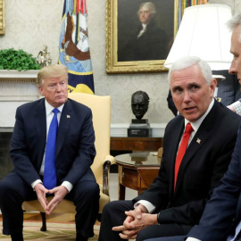 Donald Trump con su vicepresidente Mike Pence y Robert O'Brien en primer término. (REUTERS)