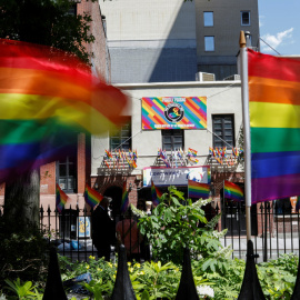 Banderas arcoiris ondean a las afueras del Stonewall Inn, símbolo de la lucha del colectivo LGTB en Nueva York. /REUTERS