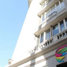 Entrada de la sede del Grupo Prisa, en la Gran Vía madrileña. E.P.