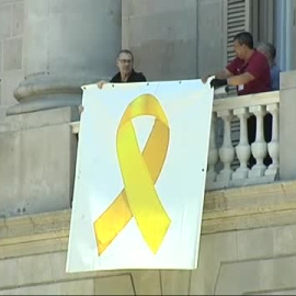 Colau vuelve a colgar el lazo amarillo en el Ayuntamiento de Barcelona. /ATLAS