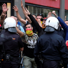 Nazis hacen el saludo fascista en Valencia este martes. REUTERS/Heino Kalis