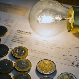 La factura de la luz se abarata tras seis meses de subidas.- EFE
