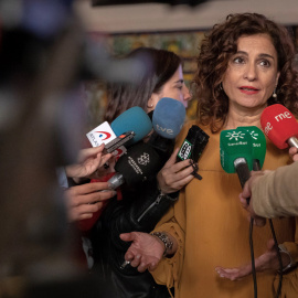 La ministra de Hacienda, María Jesús Montero, atiende a los medios antes de participar en un foro empresarial en Sevilla. EFE/Julio Muñoz