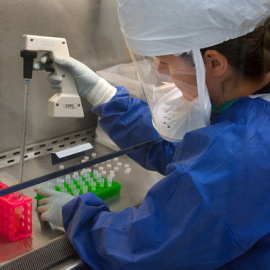 Una microbióloga en el laboratorio. / Pixabay