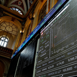 El panel informativo de la Bolsa de Madrid que muestra la evolución del principal indicador del mercado, el IBEX 35. EFE/Chema Moya